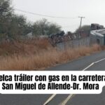 Tráiler vuelca con contenedores de gas en la carretera Dr. Mora- San Miguel de Allende