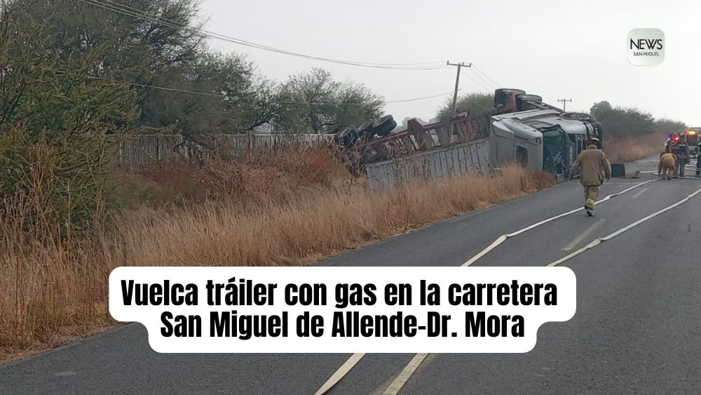 Tráiler vuelca con contenedores de gas en la carretera Dr. Mora- San Miguel de Allende