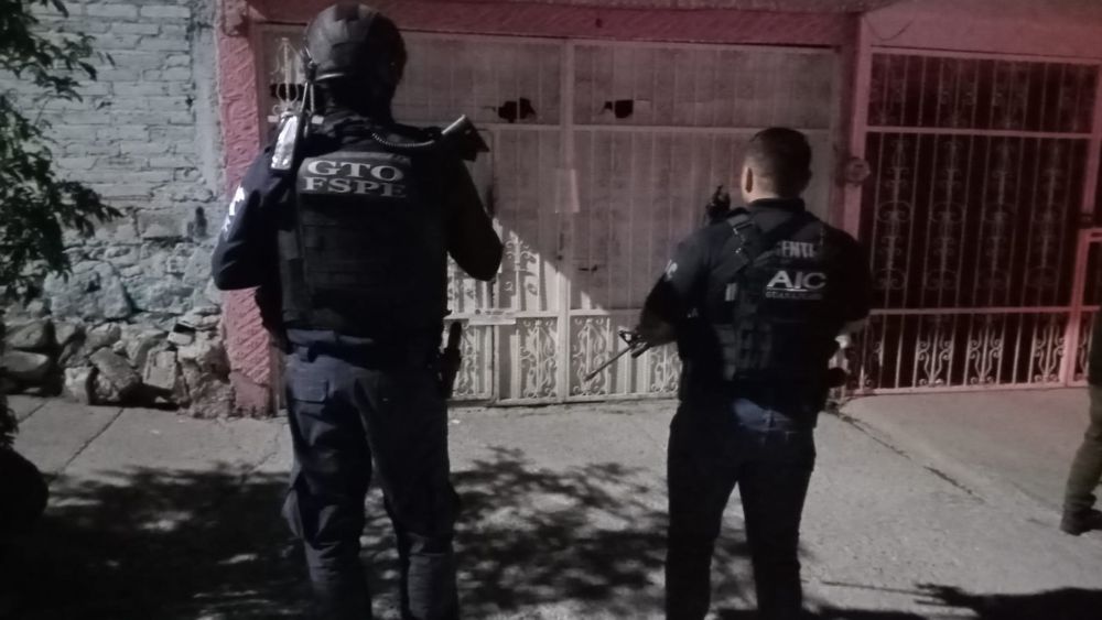 Aseguran dos inmuebles, un sótano tipo búnker, armas y presunta hierba tras cateos en León