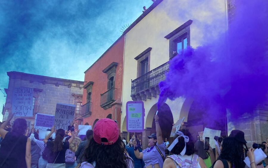 San Miguel de Allende se tiñe de morado y verde en el 8M: exigencia de justicia y alto a la violencia de género