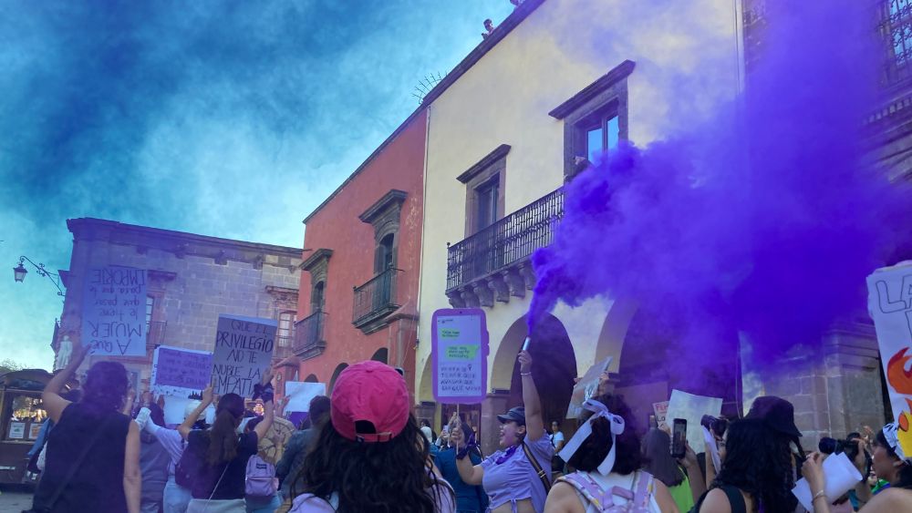 San Miguel de Allende se tiñe de morado y verde en el 8M: exigencia de justicia y alto a la violencia de género