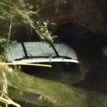 Bomberos atienden reporte de vehículo arrastrado por el río en San Miguel Viejo