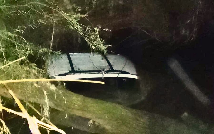 Bomberos atienden reporte de vehículo arrastrado por el río en San Miguel Viejo