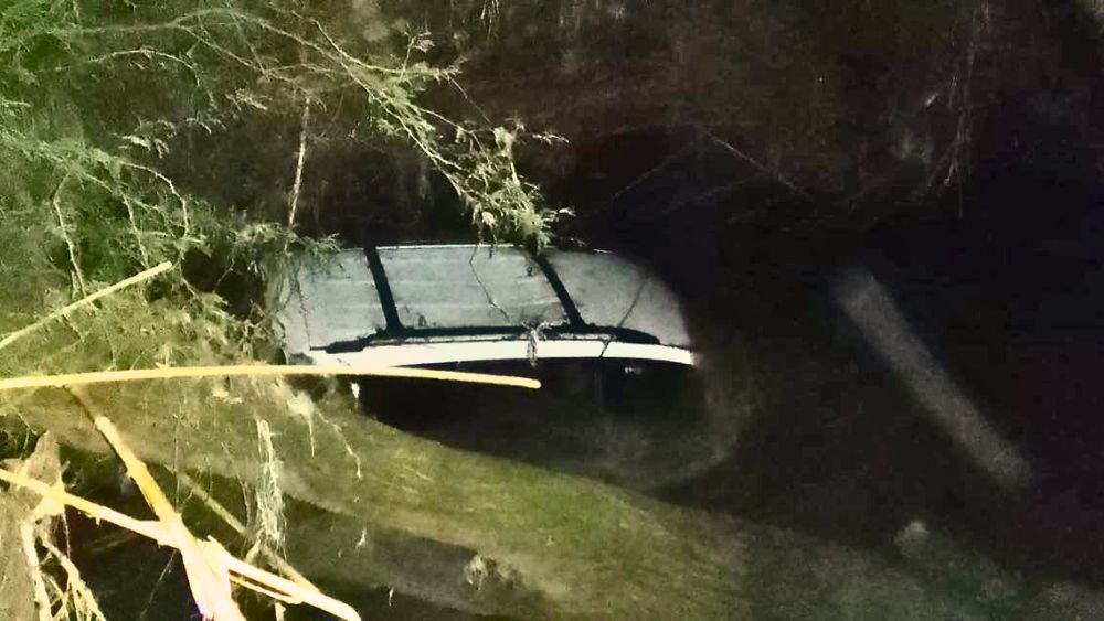 Bomberos atienden reporte de vehículo arrastrado por el río en San Miguel Viejo