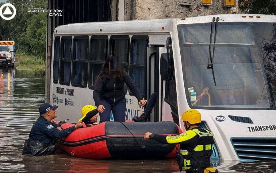 Rescatan a trabajadores atrapados en transporte de personal en El Marqués en Querétaro