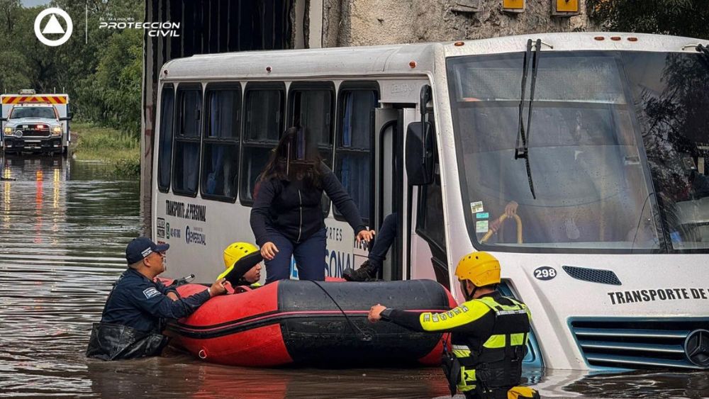Rescatan a trabajadores atrapados en transporte de personal en El Marqués en Querétaro