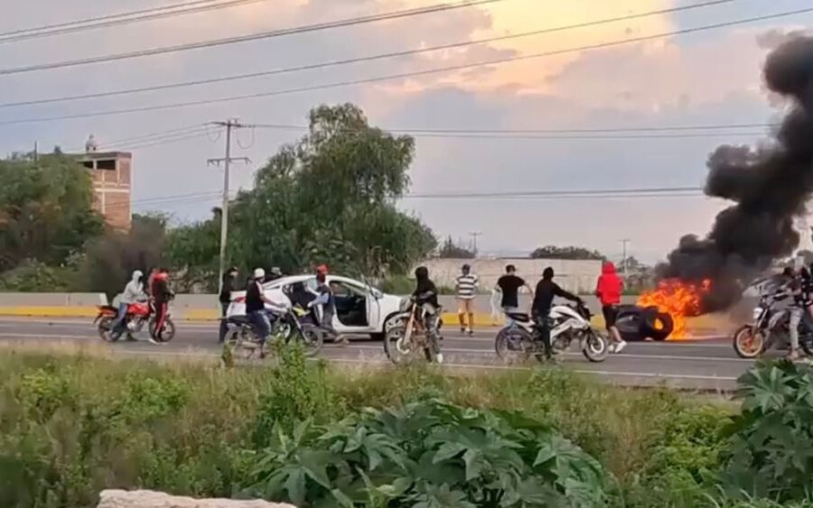 Ardió la Celaya-Juventino Rosas: queman autos, bloquean y exigen justicia por Adán, asesinado en Gasca