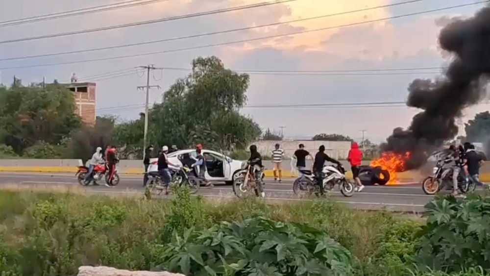 Ardió la Celaya-Juventino Rosas: queman autos, bloquean y exigen justicia por Adán, asesinado en Gasca
