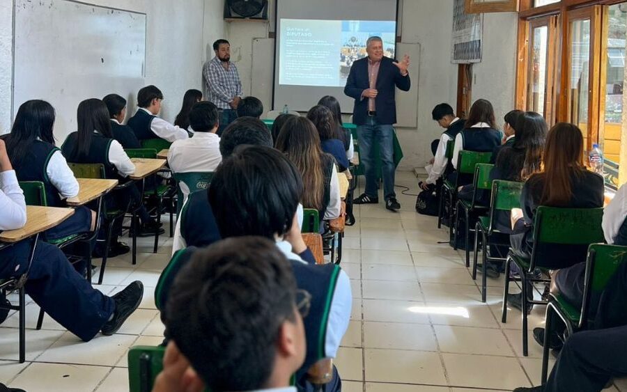 Ricardo Ferro lleva el Congreso a las aulas y acerca el trabajo legislativo a los jóvenes