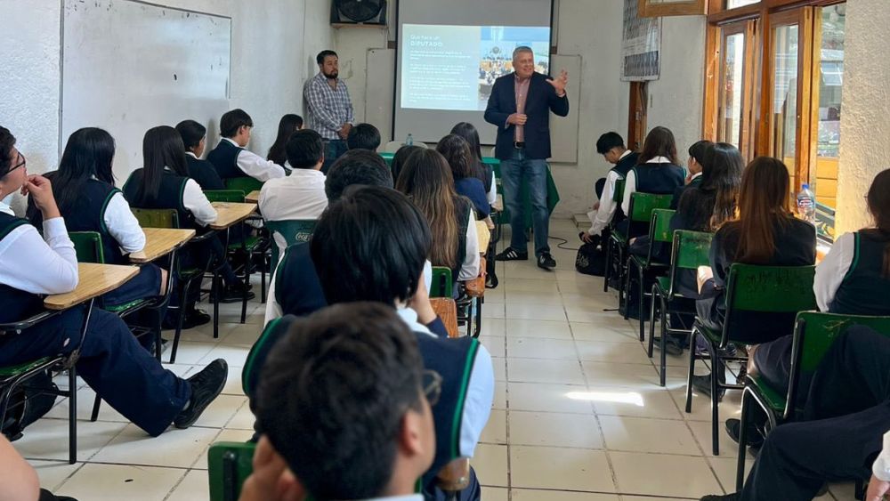 Ricardo Ferro lleva el Congreso a las aulas y acerca el trabajo legislativo a los jóvenes
